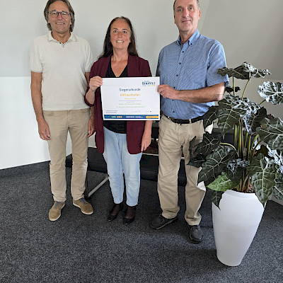 Kapitän des Kommunen-Teamsiegers Altfraunhofen BGM Martin Eberl mit BGM Johann Luger und Regionalmanagerin Monika Wunderlich