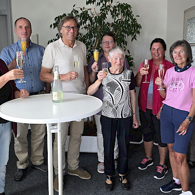 Anstoßen mit den Siegerinnen und Siegern